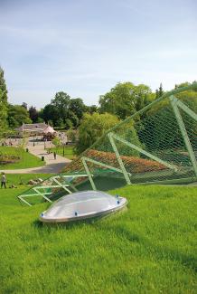 This little hut on the green roof is the starting point for a cable car for children. © ZinCo / Van der Tol Hut on a green roof
